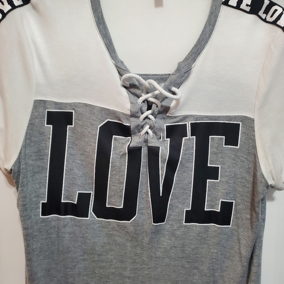 No Boundaries LOVE T-Shirt - Picture 5 of 13